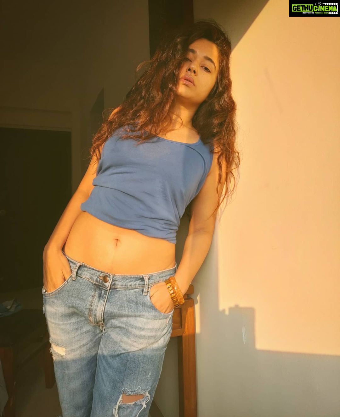 Poonam Bajwa Instagram - 🍀#leaningtothewall#sunsetgoldens