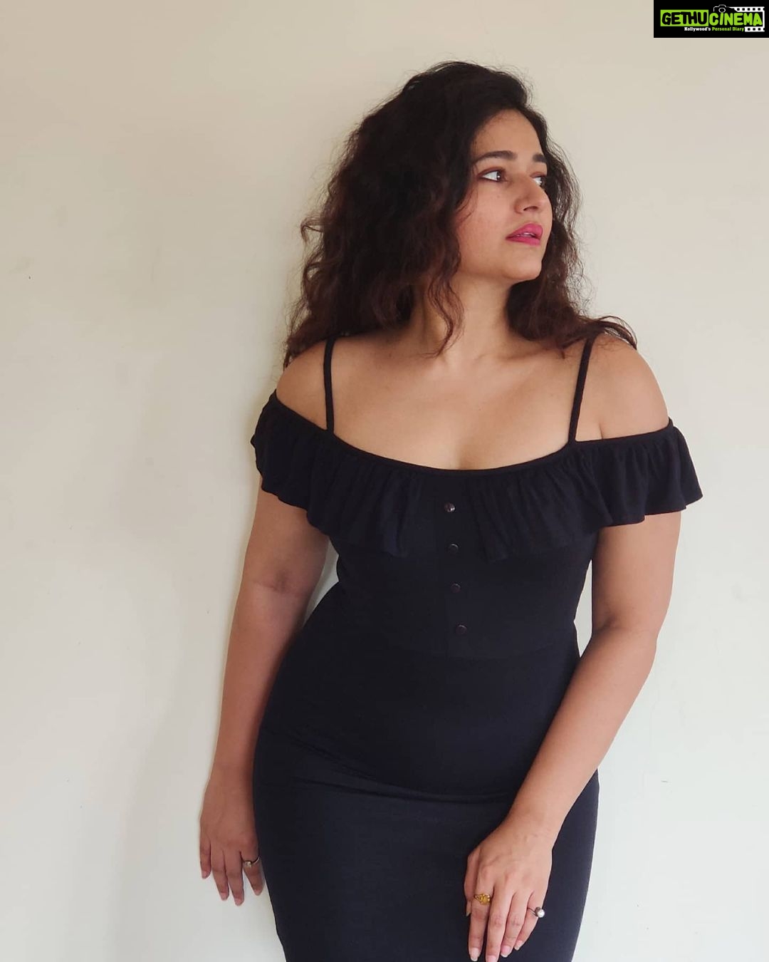 Poonam Bajwa Instagram - #lastmonthoftheyear #makeitadecembertoremember 🖤🖤🖤🖤🖤 .📸@hairstylebynisha