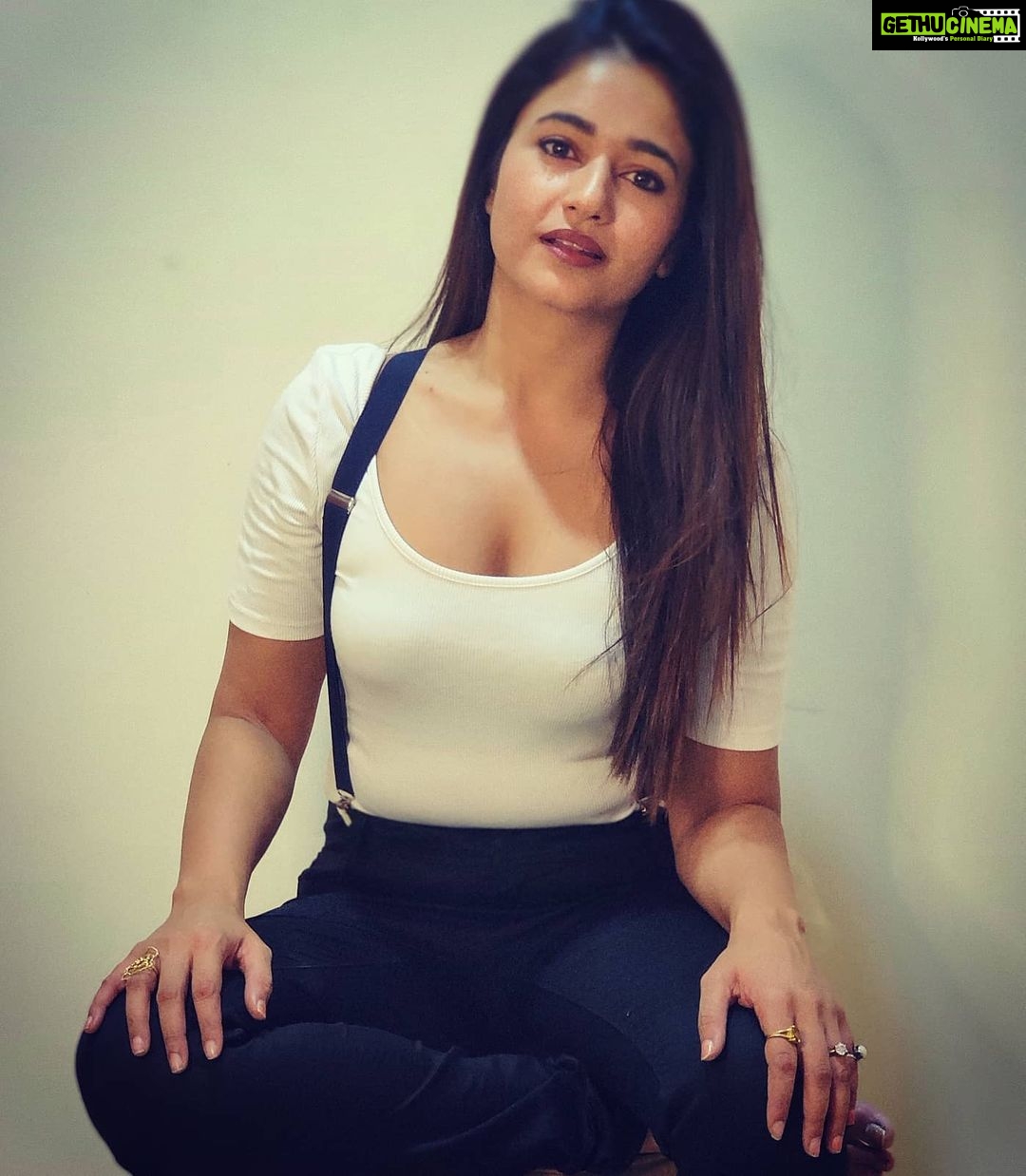 Poonam Bajwa Instagram - 🖤I have told the stars about you 🖤 📸@hairstylebynisha