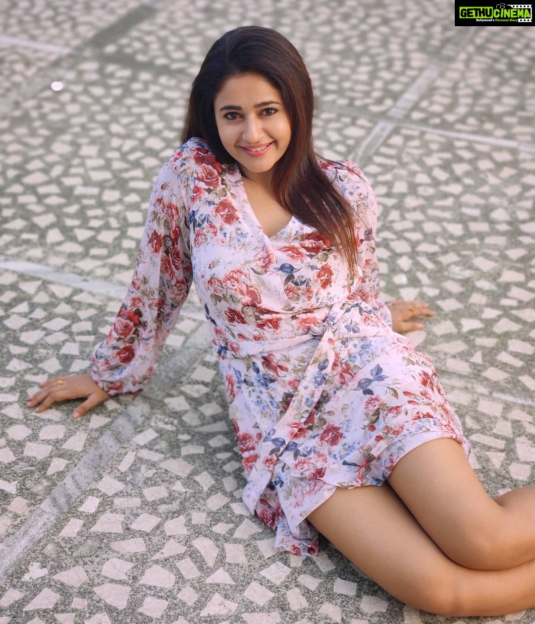 Poonam Bajwa Instagram - πWhen someone told me i live In a fantasy land,I nearly fell off my unicorn π¦π¦π¦π¦ #floored# πΈ@hairstylebynisha