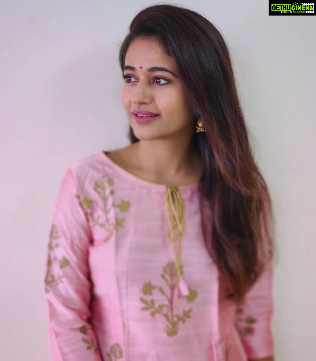 Poonam Bajwa Instagram - #ilookawayforonemoment 📸@hairstylebynisha