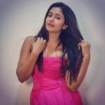 Poonam Bajwa Instagram - Pink makes me happy when I am blue💕 📸@hairstylebynisha