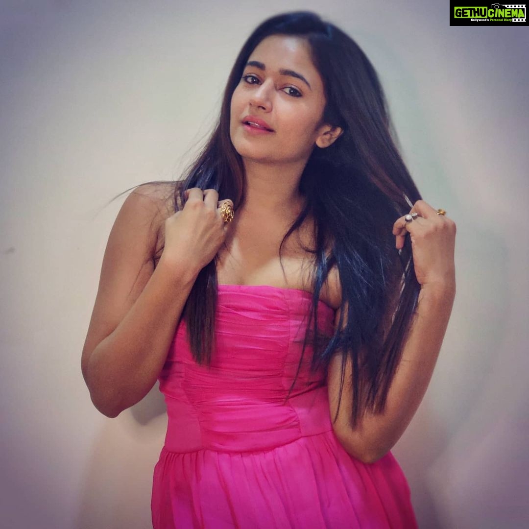 Poonam Bajwa Instagram - Pink makes me happy when I am blue💕 📸@hairstylebynisha