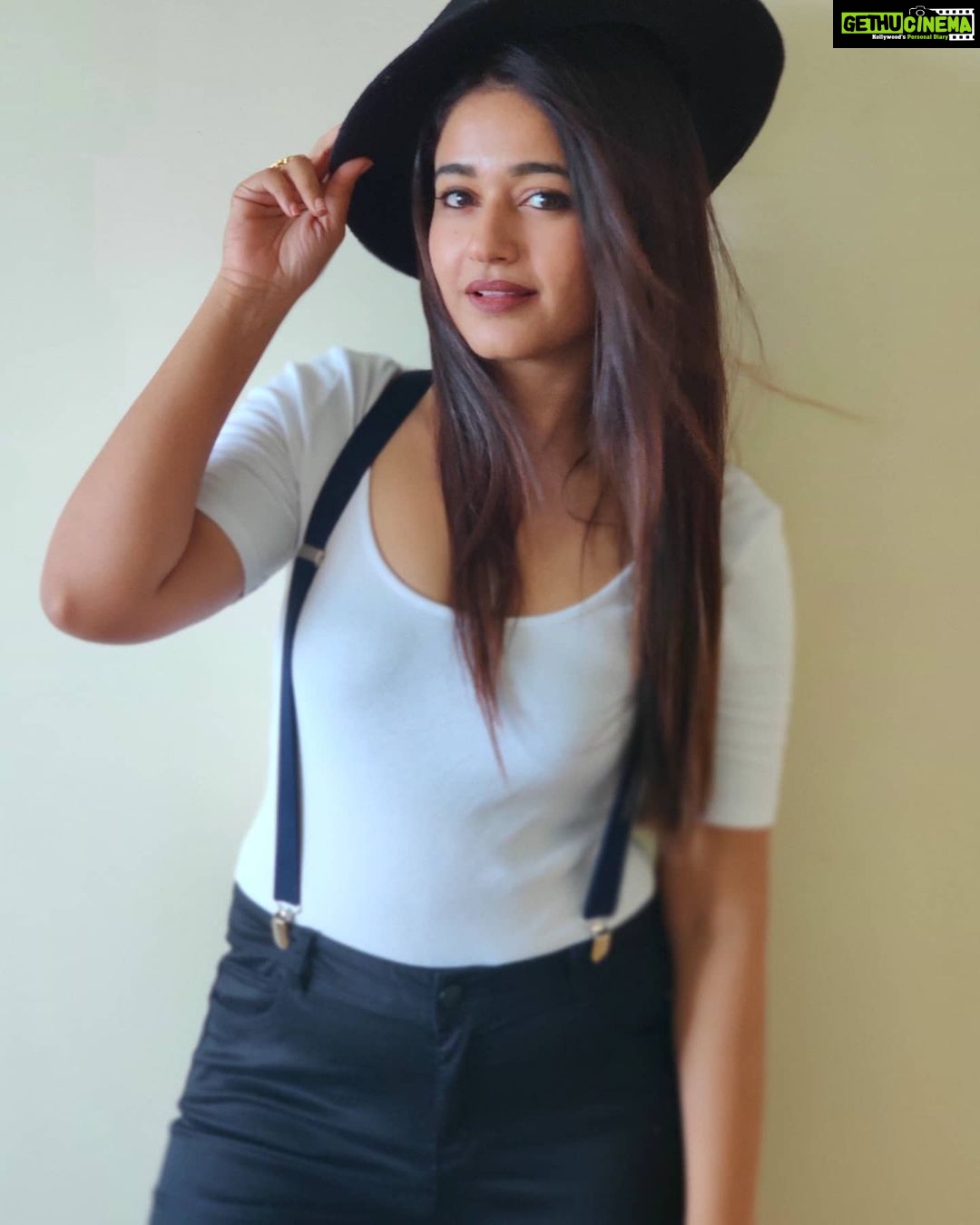 Poonam Bajwa Instagram - 🖤🖤🖤 . @hairstylebynisha