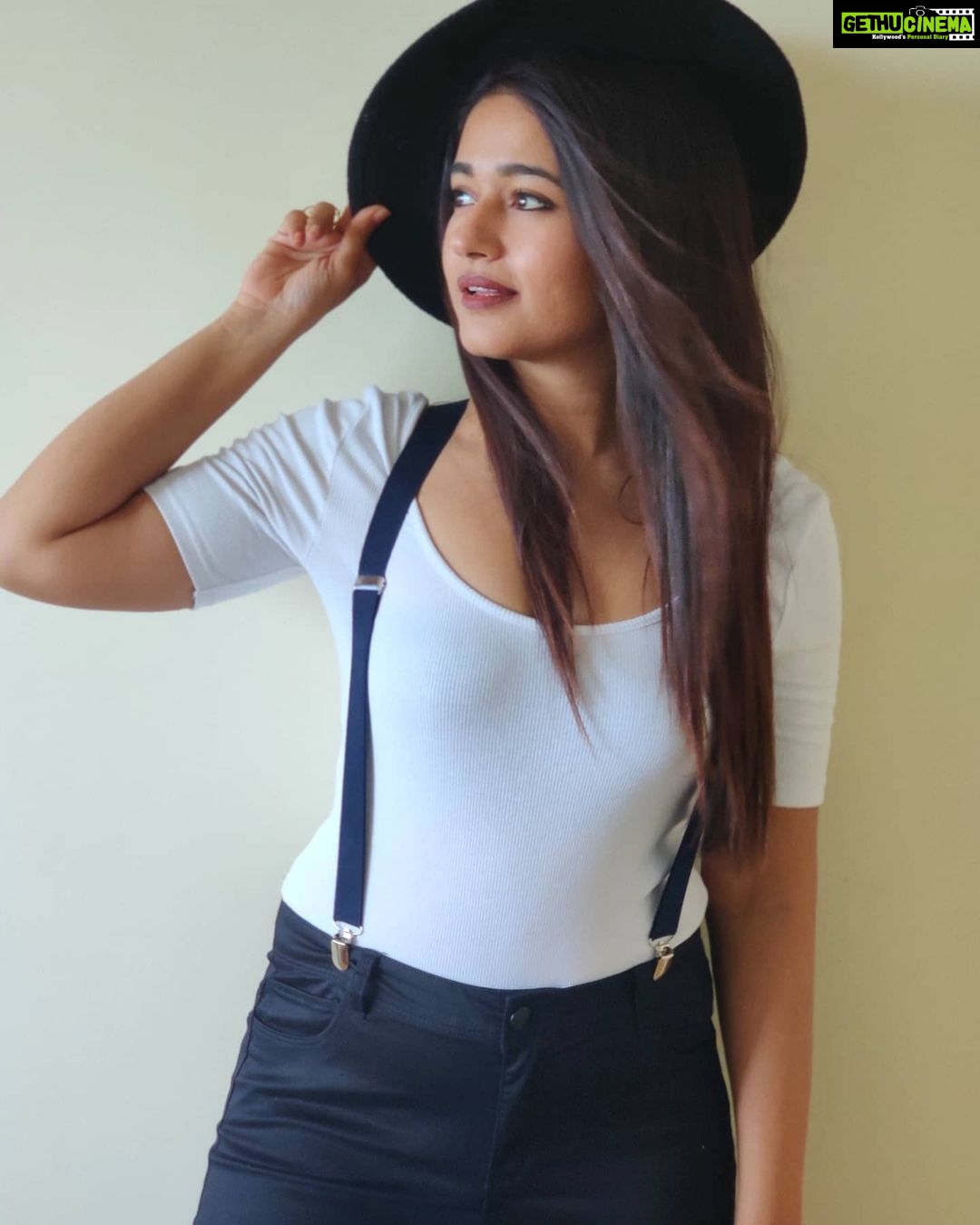 Poonam Bajwa Instagram - 🖤🖤🖤 . @hairstylebynisha
