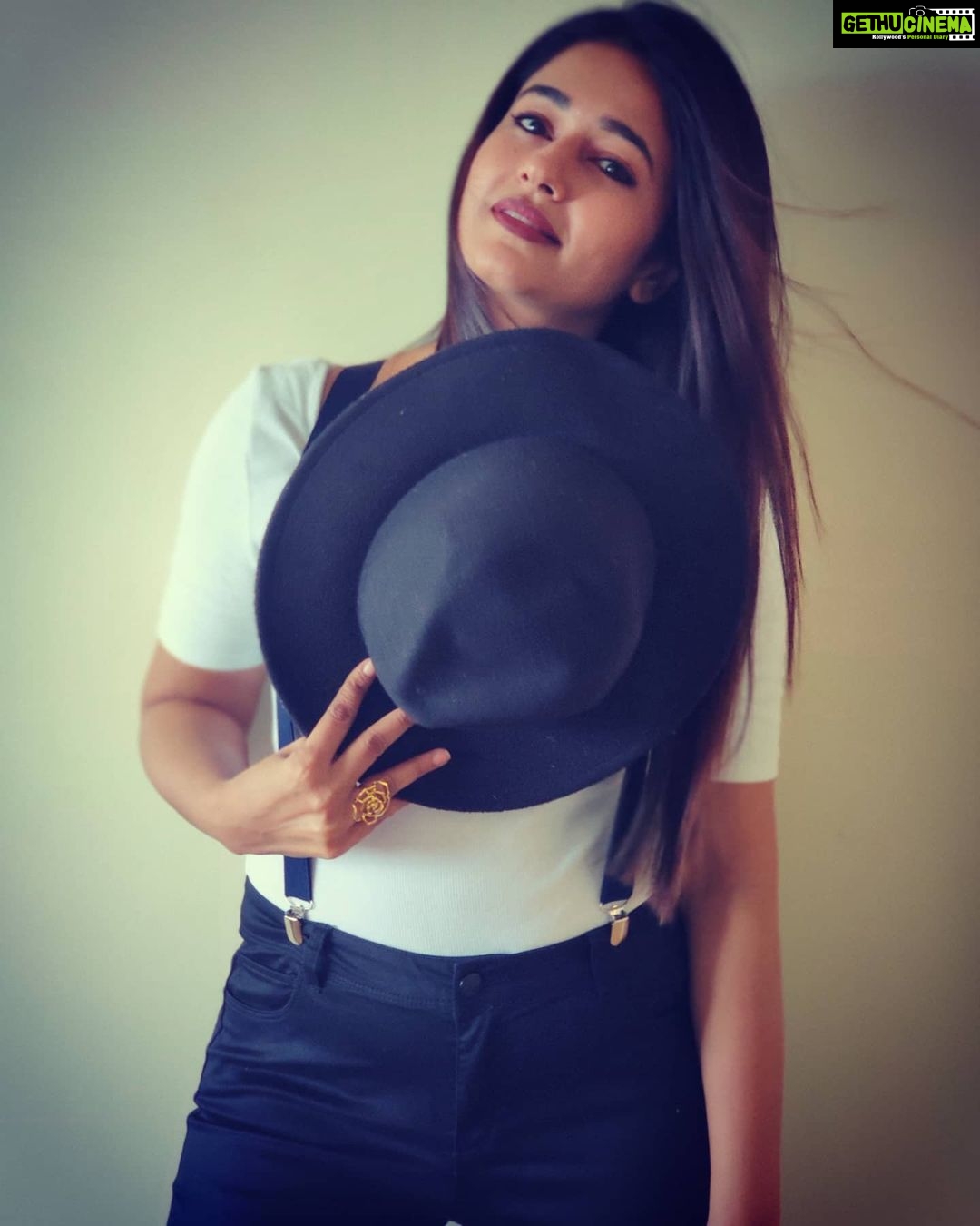 Poonam Bajwa Instagram - 🖤🖤🖤 . @hairstylebynisha