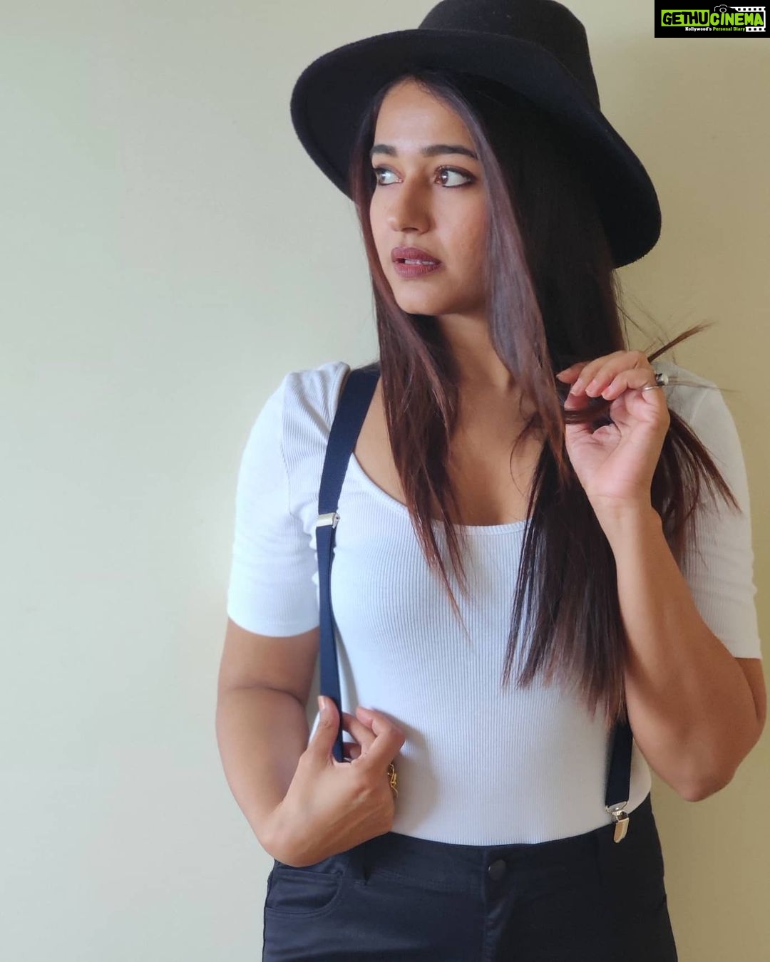 Poonam Bajwa Instagram - 🖤🖤🖤 . @hairstylebynisha