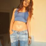 Poonam Bajwa Instagram - 🍀#leaningtothewall#sunsetgoldens