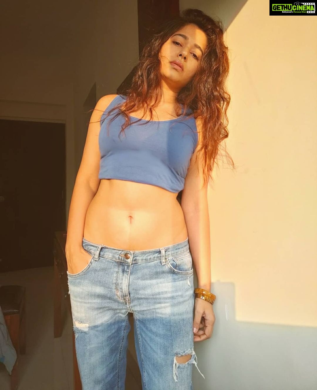 Poonam Bajwa Instagram - 🍀#leaningtothewall#sunsetgoldens