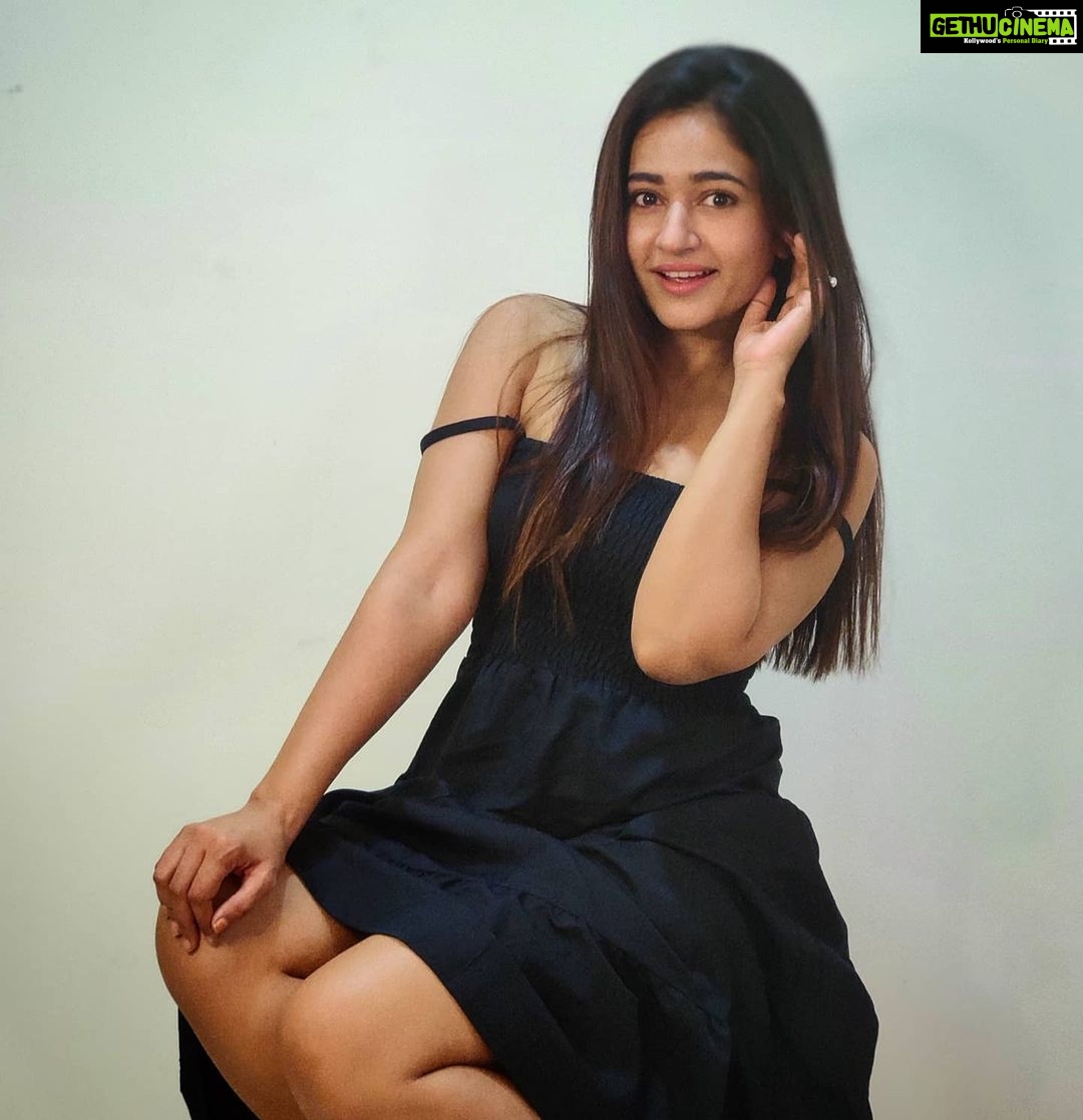 Poonam Bajwa Instagram - #❤️#trulymadlydeeplyforever#❤️❤️❤️ . 📸@hairstylebynisha