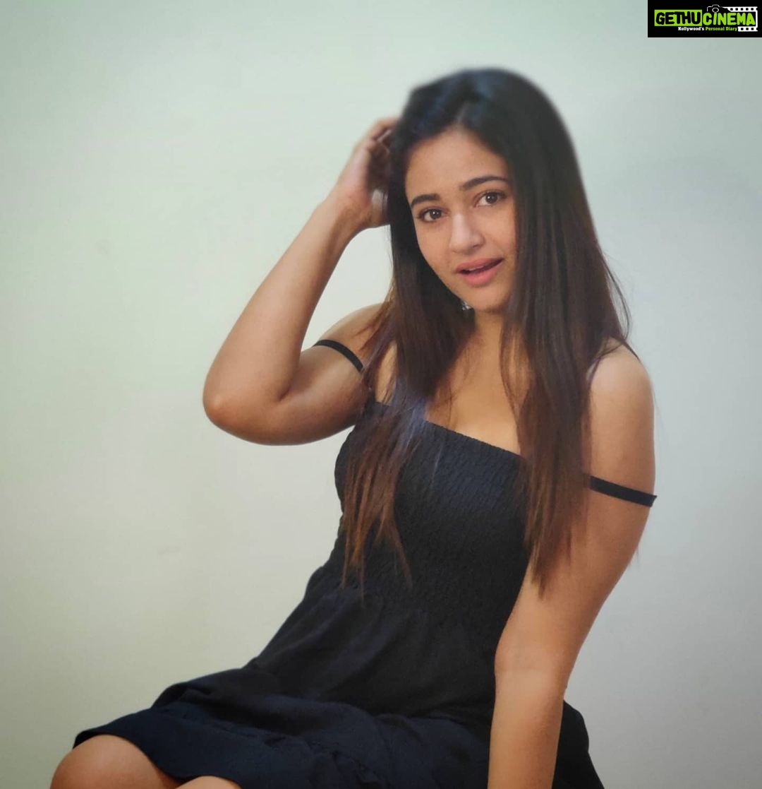 Poonam Bajwa Instagram - #❤️#trulymadlydeeplyforever#❤️❤️❤️ . 📸@hairstylebynisha