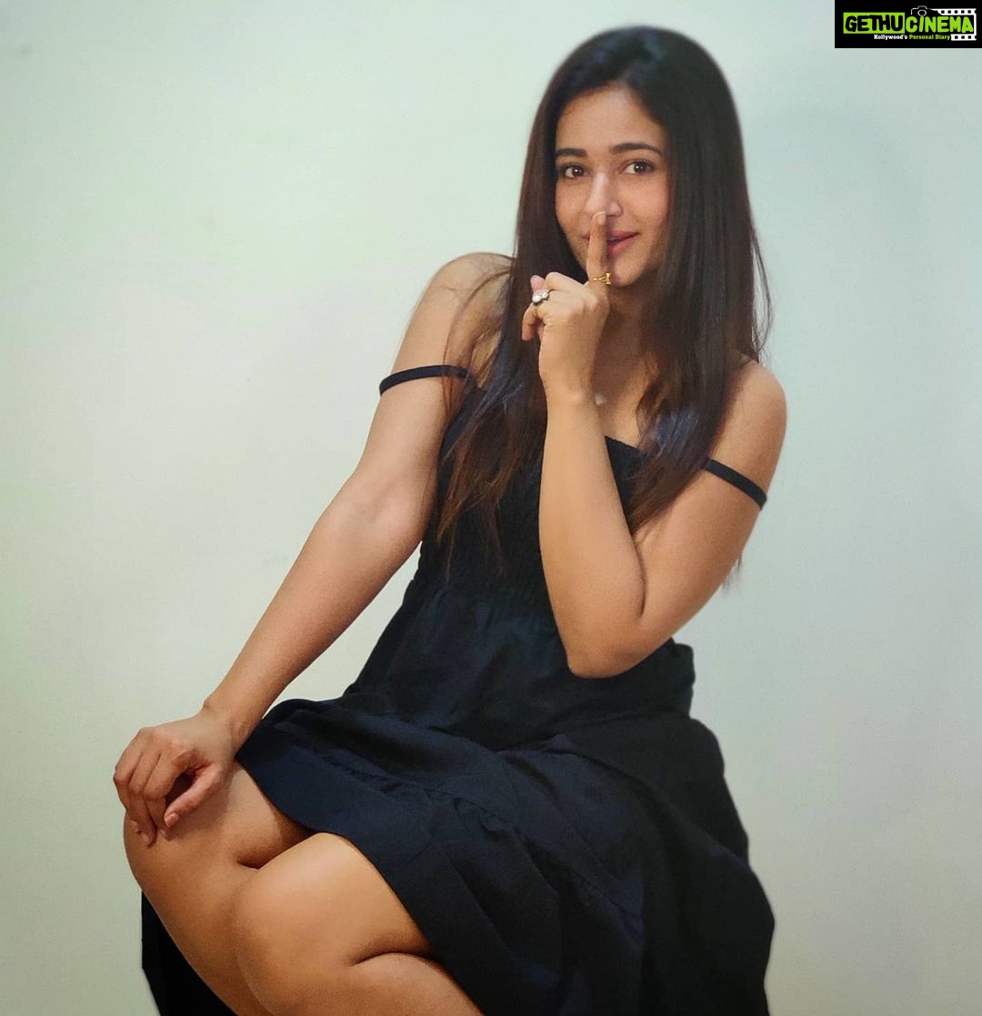 Poonam Bajwa Instagram - #❤️#trulymadlydeeplyforever#❤️❤️❤️ . 📸@hairstylebynisha