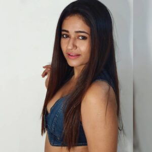 Poonam Bajwa Instagram - #ispywithmylittleeye# 📸@hairstylebynisha
