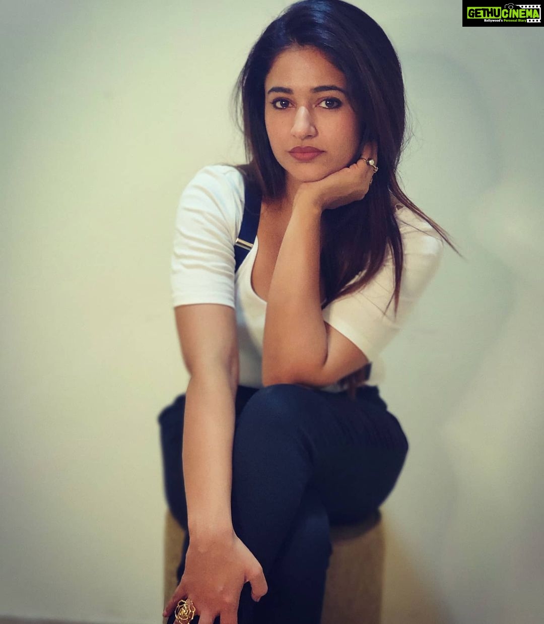 Poonam Bajwa Instagram - 🖤I have told the stars about you 🖤 📸@hairstylebynisha