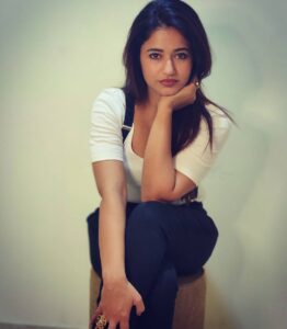 Poonam Bajwa Instagram - 🖤I have told the stars about you 🖤 📸@hairstylebynisha