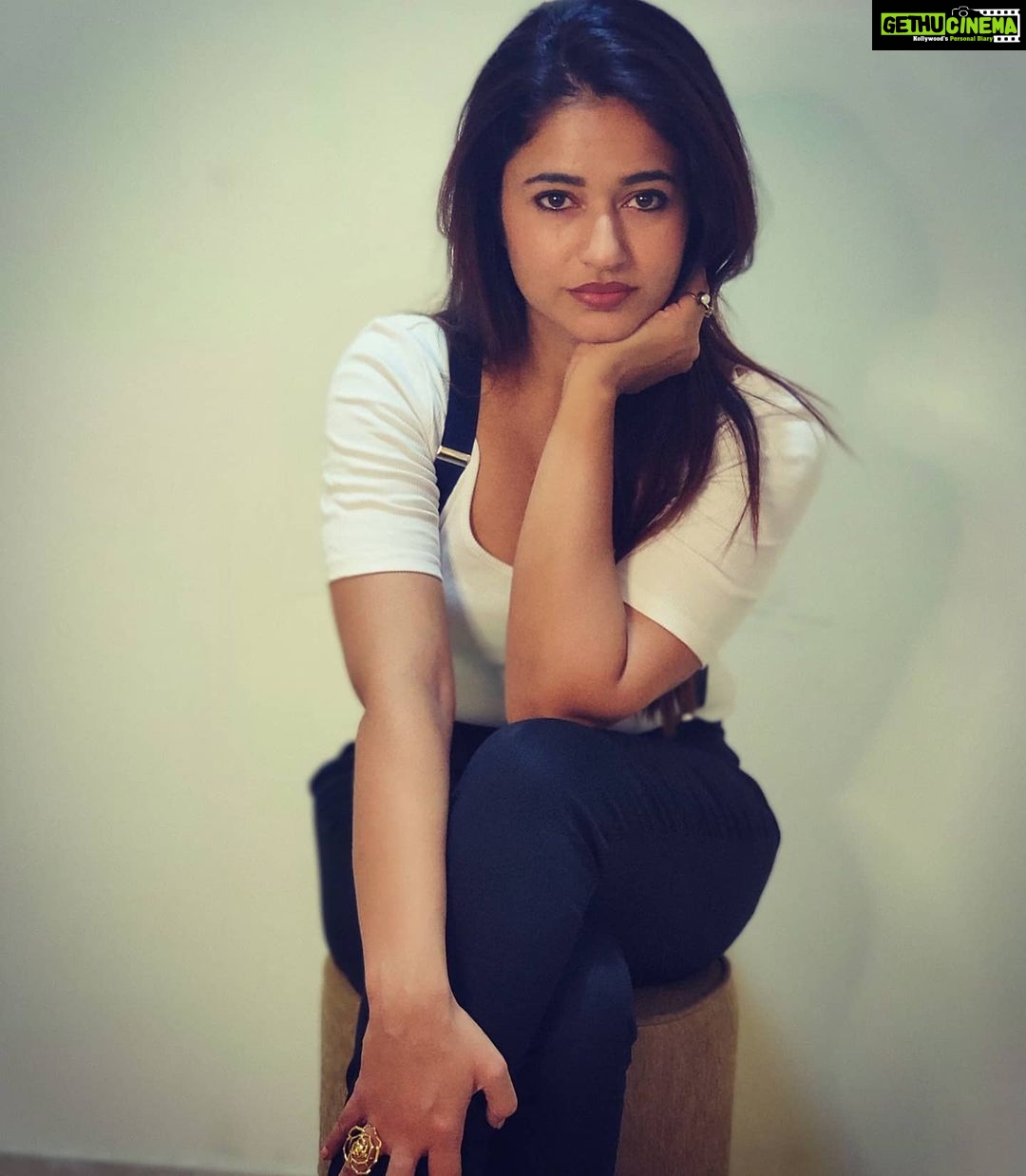 Poonam Bajwa Instagram - 🖤I have told the stars about you 🖤 📸@hairstylebynisha