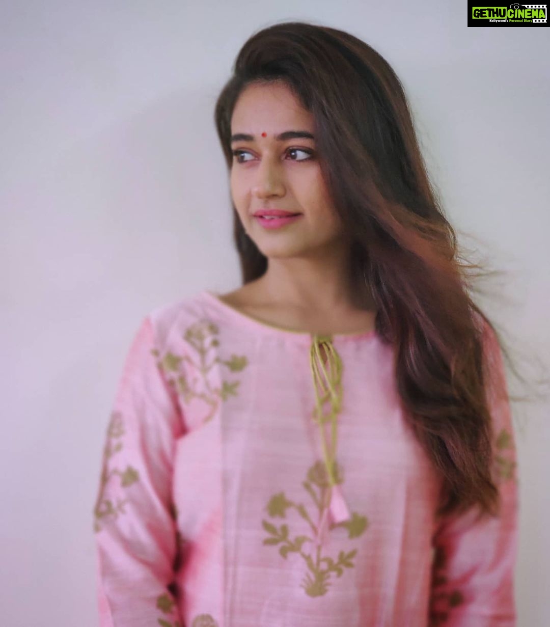 Poonam Bajwa Instagram - #ilookawayforonemoment 📸@hairstylebynisha