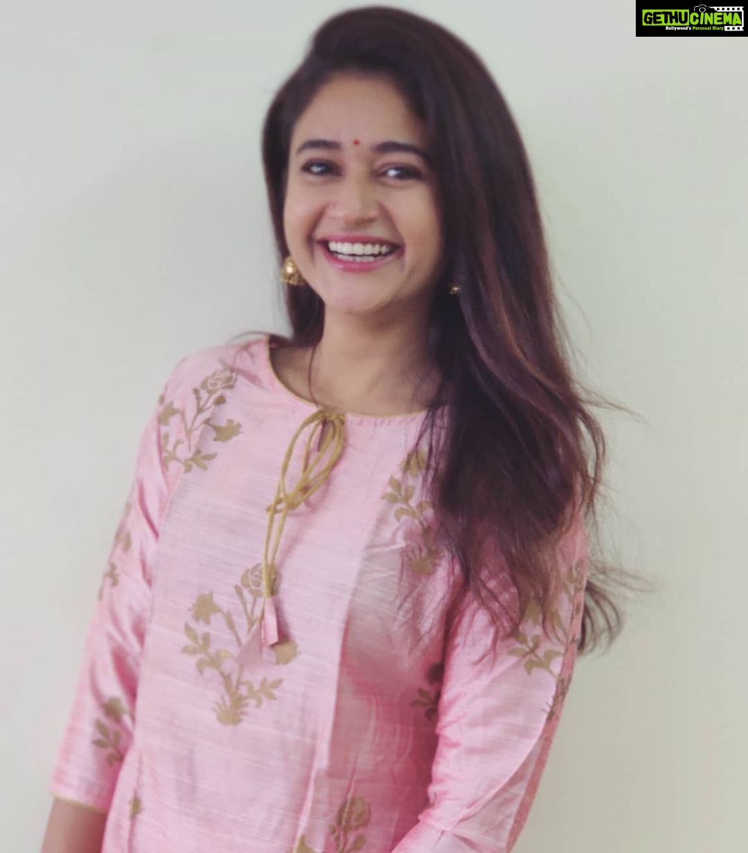 Poonam Bajwa Instagram - #ilookawayforonemoment 📸@hairstylebynisha