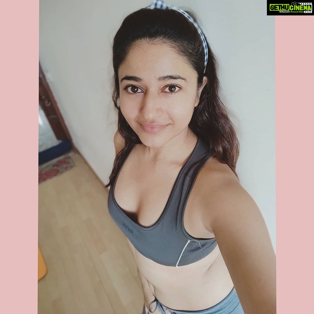 Poonam Bajwa Instagram - 🍀🍀🍀#howsyourdaysofar#preyogapic#