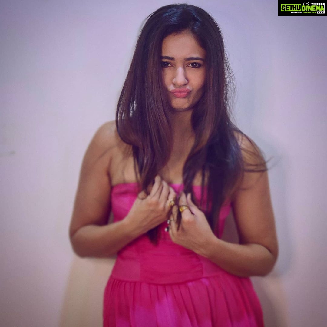 Poonam Bajwa Instagram - Pink makes me happy when I am blue💕 📸@hairstylebynisha