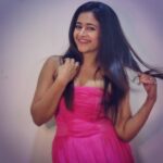Poonam Bajwa Instagram - Pink makes me happy when I am blue💕 📸@hairstylebynisha