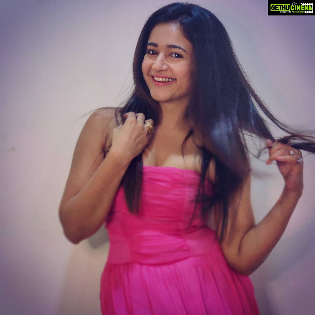 Poonam Bajwa Instagram - Pink makes me happy when I am blue💕 📸@hairstylebynisha