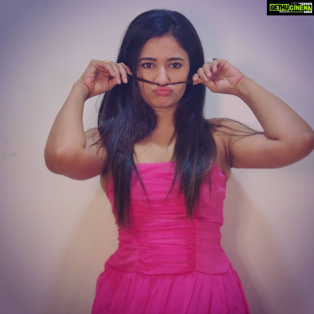Poonam Bajwa Instagram - Pink makes me happy when I am blue💕 📸@hairstylebynisha