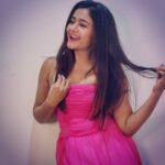 Poonam Bajwa Instagram - Pink makes me happy when I am blue💕 📸@hairstylebynisha