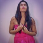 Poonam Bajwa Instagram - Pink makes me happy when I am blue💕 📸@hairstylebynisha