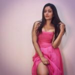 Poonam Bajwa Instagram - Pink it was love at first sight It's Pink when I turn out the lights Pink gets me high as a kite And I think everything is going to be alright 💕💕#rosyhued#🖤🖤🖤 📸@hairstylebynisha