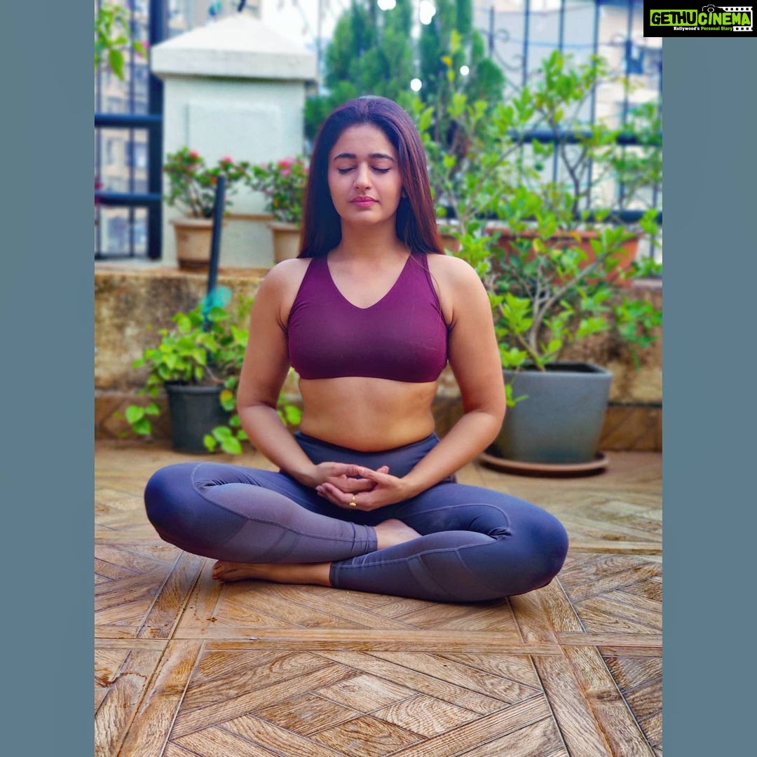 Poonam Bajwa Instagram - 🌻🌞☀️#mayallthingsbebright#mayallthingsbepeaceful#mayallthingsbeblissful 📸@hairstylebynisha