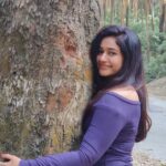 Poonam Bajwa Instagram - Me with the tree! A cute love story!#jaadukijhappi #thetreeswerecalling#ihadtogivesomelove#🖤🖤🖤🖤🖤 📸@hairstylebynisha