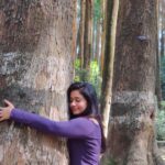 Poonam Bajwa Instagram - Me with the tree! A cute love story!#jaadukijhappi #thetreeswerecalling#ihadtogivesomelove#🖤🖤🖤🖤🖤 📸@hairstylebynisha