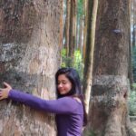 Poonam Bajwa Instagram – Me with the tree! A cute love story!#jaadukijhappi
#thetreeswerecalling#ihadtogivesomelove#🖤🖤🖤🖤🖤
📸@hairstylebynisha