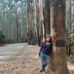 Poonam Bajwa Instagram – Me with the tree! A cute love story!#jaadukijhappi
#thetreeswerecalling#ihadtogivesomelove#🖤🖤🖤🖤🖤
📸@hairstylebynisha