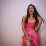 Poonam Bajwa Instagram - Pink it was love at first sight It's Pink when I turn out the lights Pink gets me high as a kite And I think everything is going to be alright 💕💕#rosyhued#🖤🖤🖤 📸@hairstylebynisha