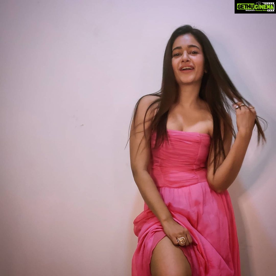 Poonam Bajwa Instagram - Pink it was love at first sight It's Pink when I turn out the lights Pink gets me high as a kite And I think everything is going to be alright ππ#rosyhued#π€π€π€ πΈ@hairstylebynisha