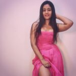 Poonam Bajwa Instagram - Pink it was love at first sight It's Pink when I turn out the lights Pink gets me high as a kite And I think everything is going to be alright 💕💕#rosyhued#🖤🖤🖤 📸@hairstylebynisha
