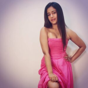Poonam Bajwa Instagram - Pink it was love at first sight It's Pink when I turn out the lights Pink gets me high as a kite And I think everything is going to be alright 💕💕#rosyhued#🖤🖤🖤 📸@hairstylebynisha