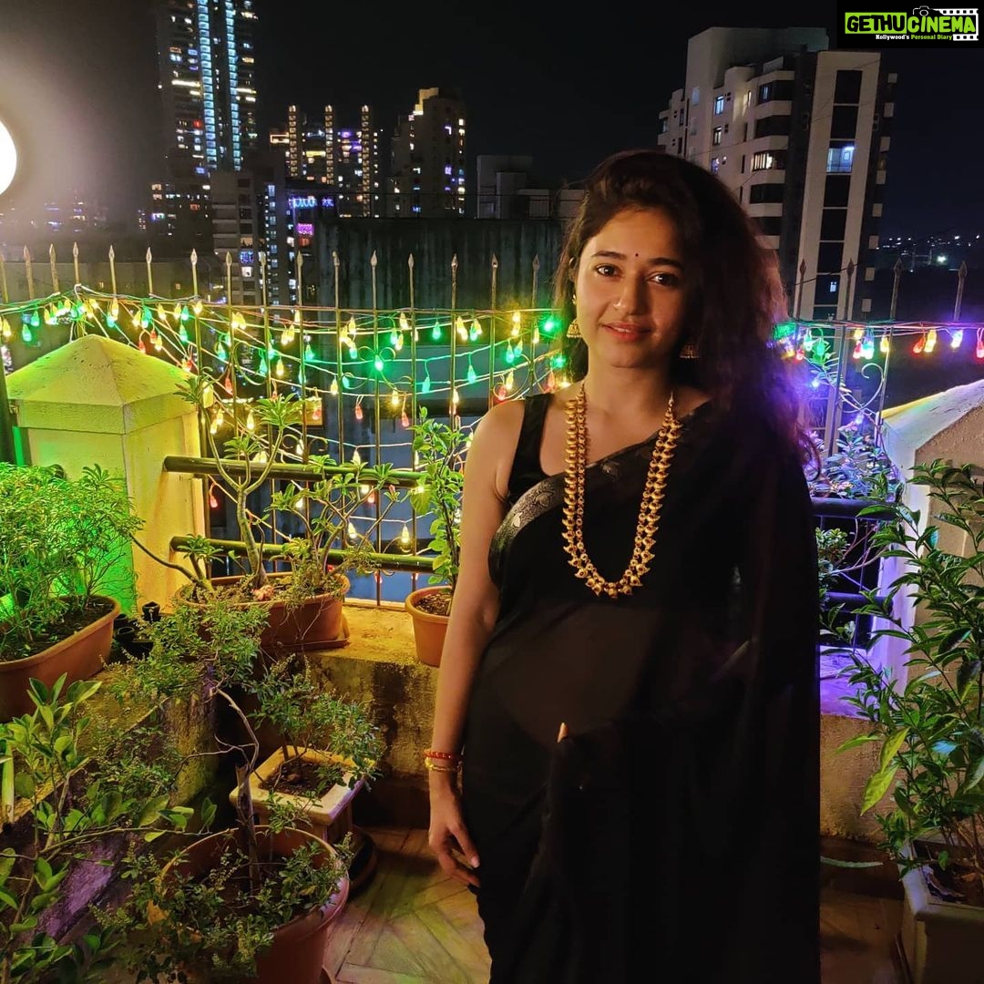 Poonam Bajwa Instagram - 🖤🖤🖤#nightoflights#✨✨✨✨