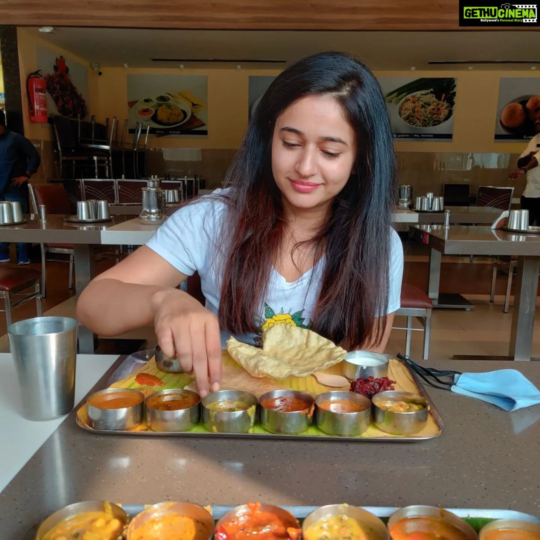 Poonam Bajwa Instagram - 7 stages of love!!!This meal was a divine experience! #tndiaries❤️#ootydiaries#adifferentjoy#anandbhavan#anandindeed