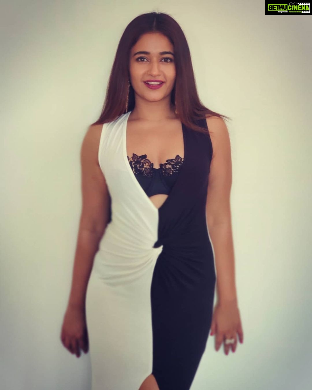 Poonam Bajwa Instagram - 🖤🖤🖤hi @hairstylebynisha