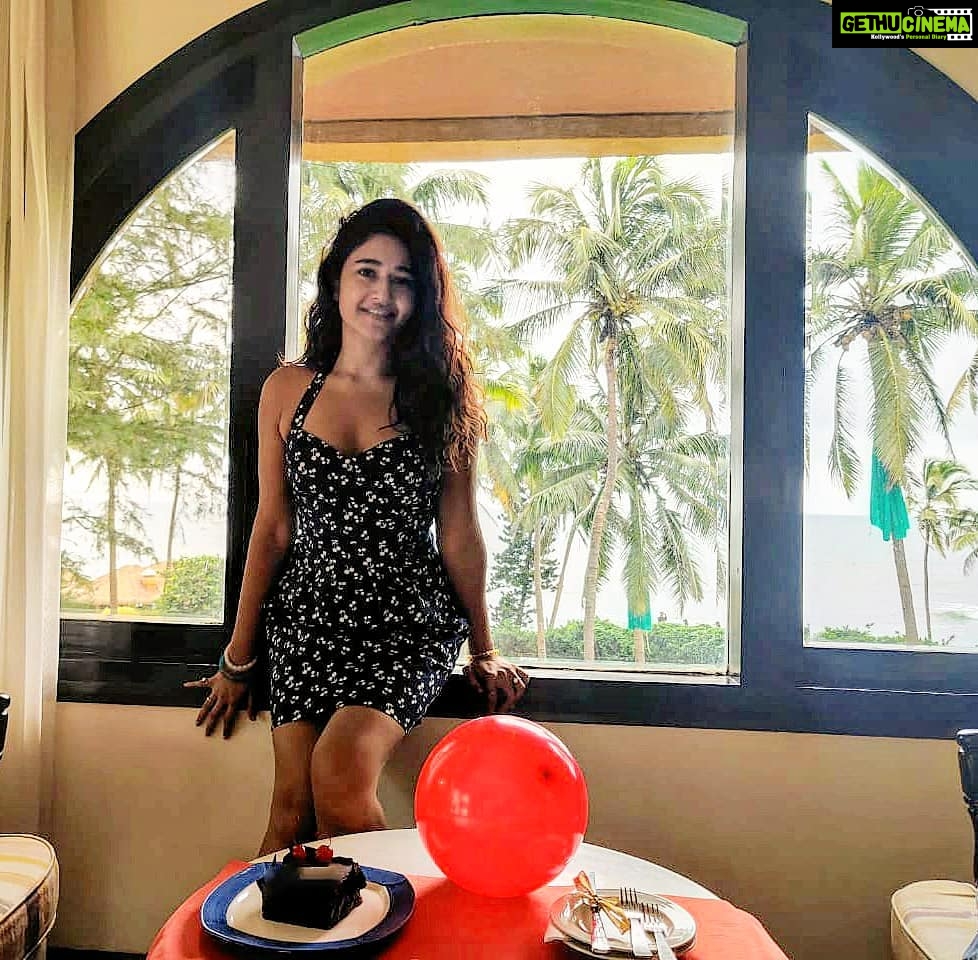Poonam Bajwa Instagram - #theseabehind#thecakeinfront#❣💞❣💞❣💞💞💖💖💖@suneel1reddy