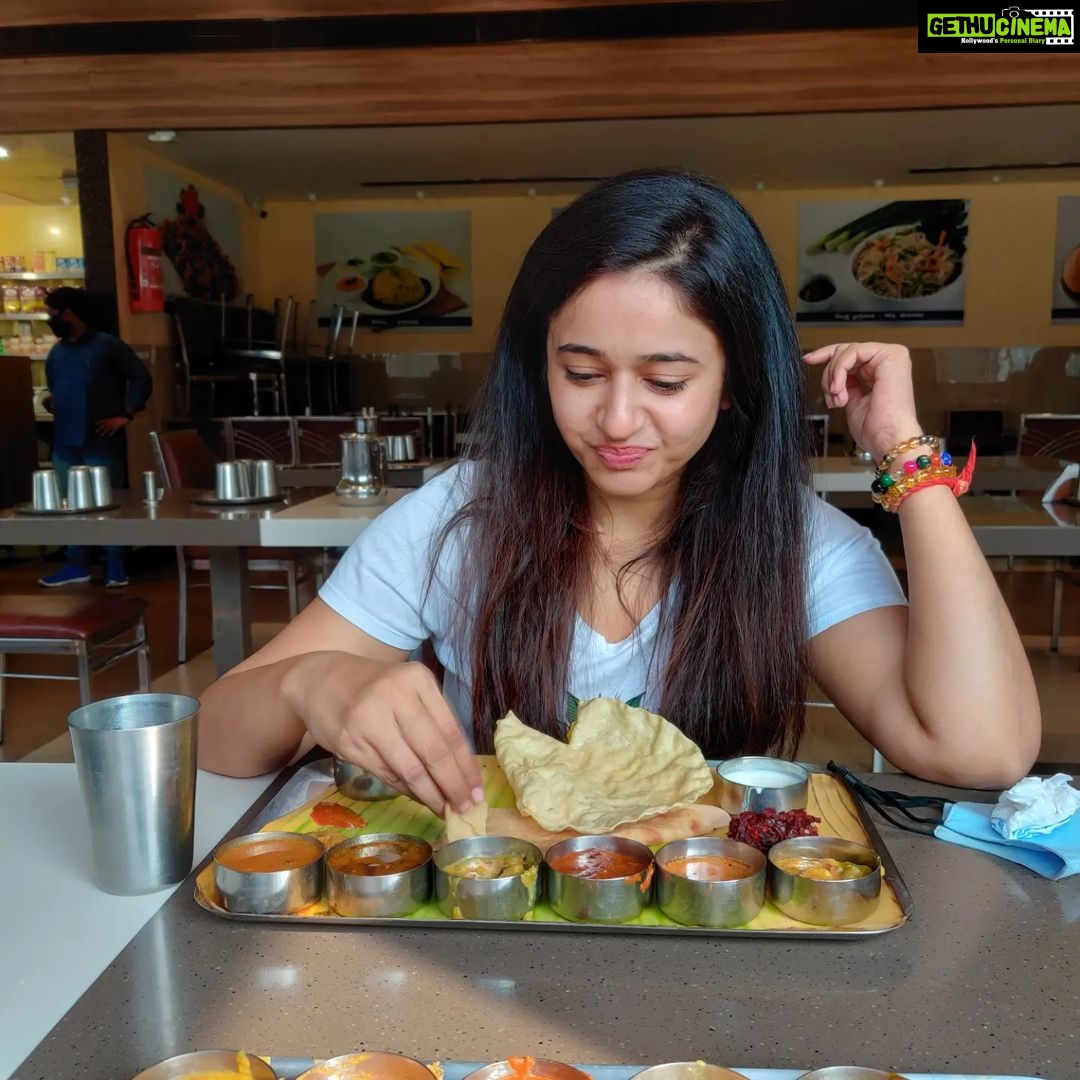 Poonam Bajwa Instagram - 7 stages of love!!!This meal was a divine experience! #tndiaries❤️#ootydiaries#adifferentjoy#anandbhavan#anandindeed