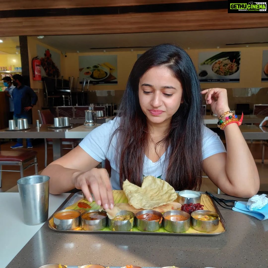Poonam Bajwa Instagram - 7 stages of love!!!This meal was a divine experience! #tndiaries❤️#ootydiaries#adifferentjoy#anandbhavan#anandindeed