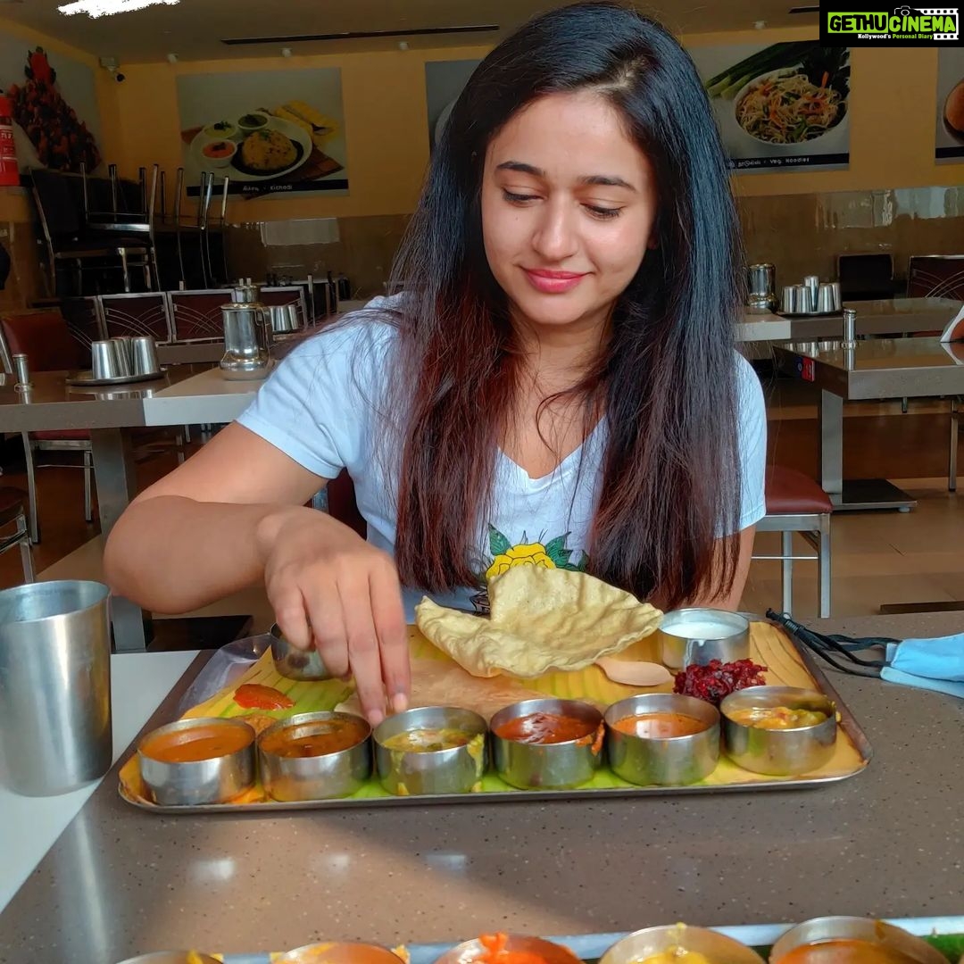 Poonam Bajwa Instagram - 7 stages of love!!!This meal was a divine experience! #tndiaries❤️#ootydiaries#adifferentjoy#anandbhavan#anandindeed