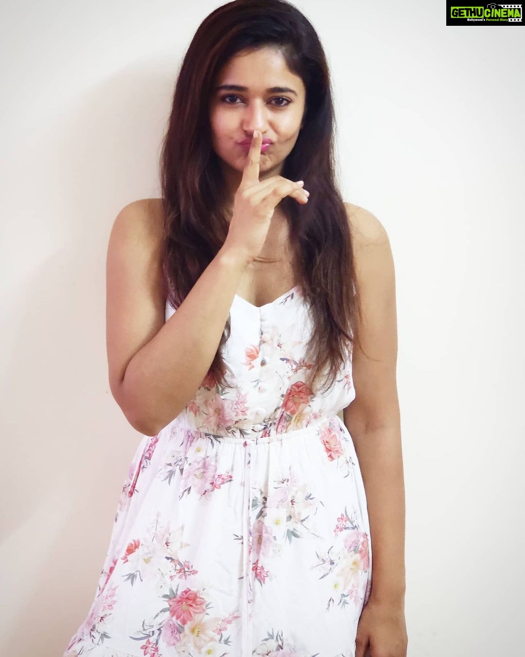 Poonam Bajwa Instagram - #doyouknow#themindiseverything#strongestweaponever#isthemind#donttellanyone😉#thatitoldyou 📸@hairstylebynisha