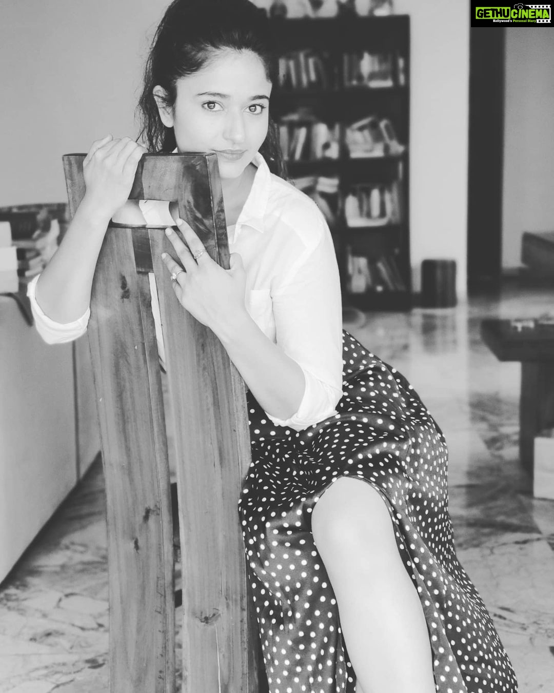 Poonam Bajwa Instagram - 🖤🖤🖤 . @hairstylebynisha
