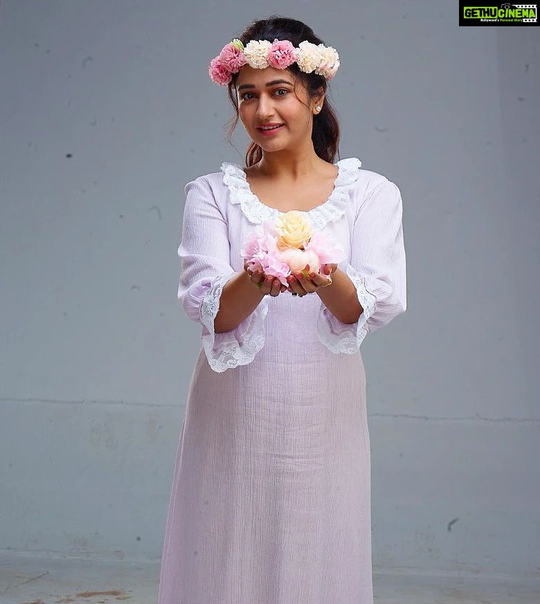 Poonam Bajwa Instagram - #flowermeup# @aswationline @pradeepa_16 @hairstylebynisha @dirlakshman @hariprasad19811