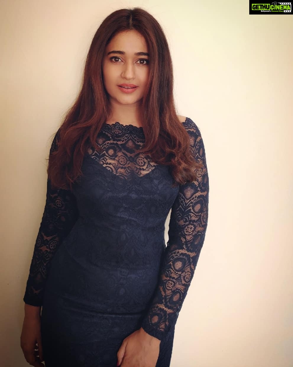 Poonam Bajwa Instagram - Hi✨✨✨✨✨ ❣️ 🖤@hairstylebynisha